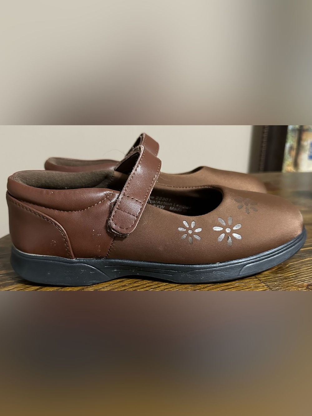 Pen-Lite Women’s Brown Mary Jane Flats with Floral Accents. New without box.
